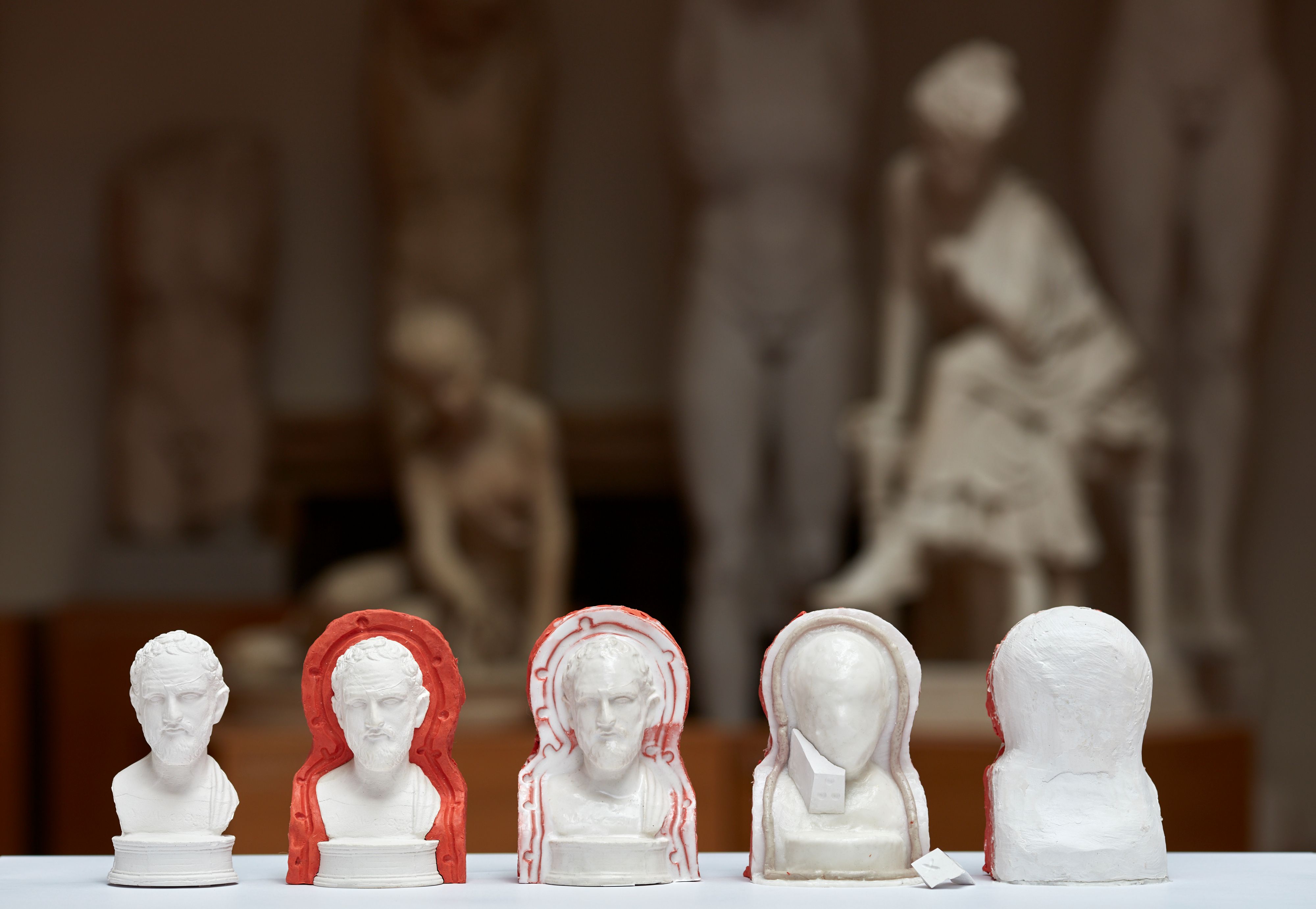 Verschiedene Stadien eines Abgusses eines Kopfes nebeneinander